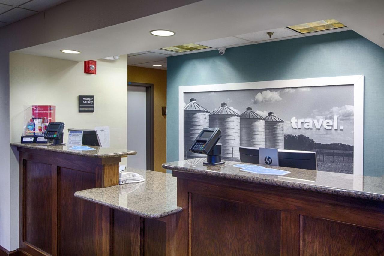 Hampton Inn Salina Exterior photo
